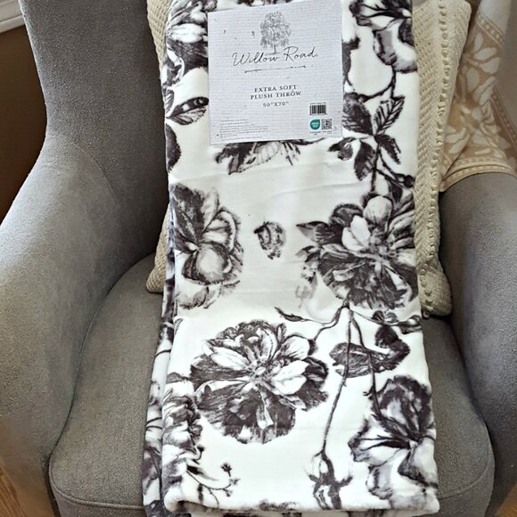 NEW! TOILE FLORAL ULTRA PLUSH THROW BLANKET - Picture 5 of 6
